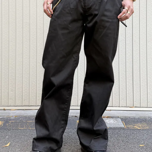 ストレートなルーズシルエットパンツで大人の雰囲気を