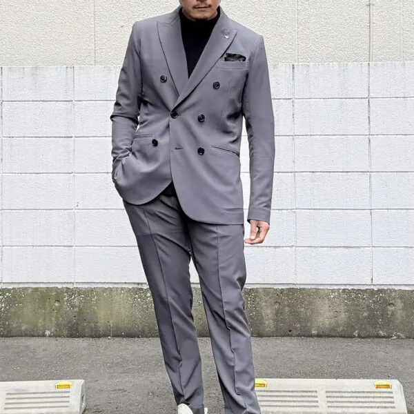 ダブルのジャケットとパンツで大人ラフに