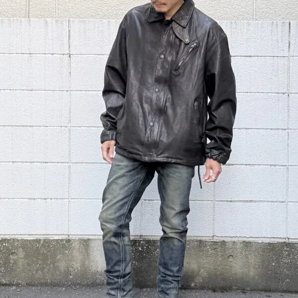 軽く着られる万能レザーコーチジャケット
