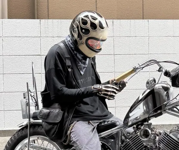 モノトーンなバイクファッション