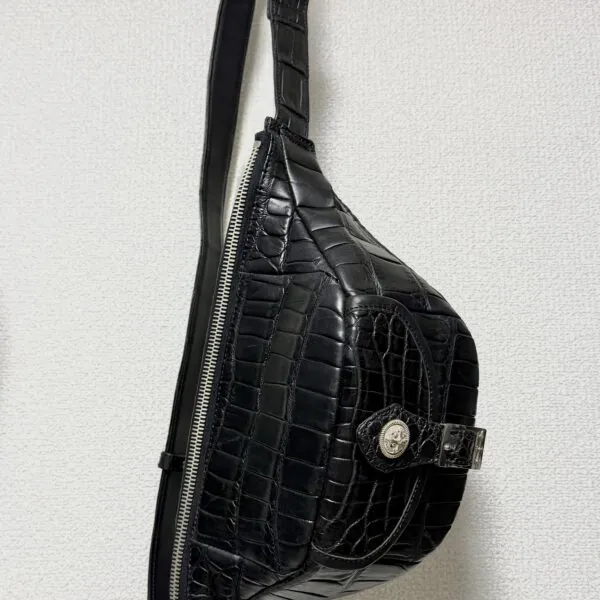 クロコダイルのボディバッグ